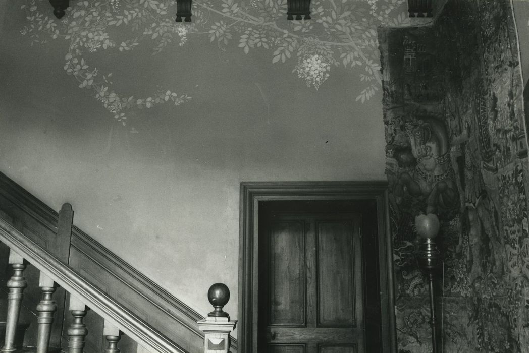 Château de Fabrègues : Vestibule d'entrée, détail du décor au pochoir