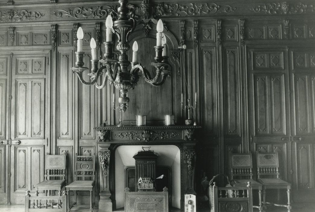 Château de Fabrègues : Aile sud, 1er étage, salle à manger, lambris de revêtement, vue partielle