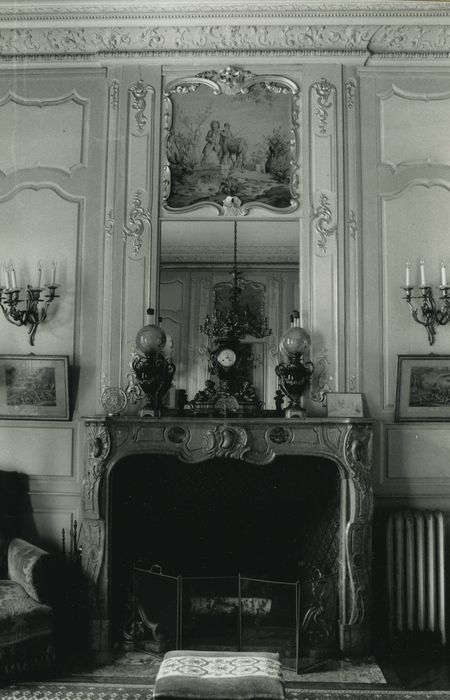 Château de Fabrègues : Aile sud, 1er étage, salon des quatre saisons, vue générale de la cheminée