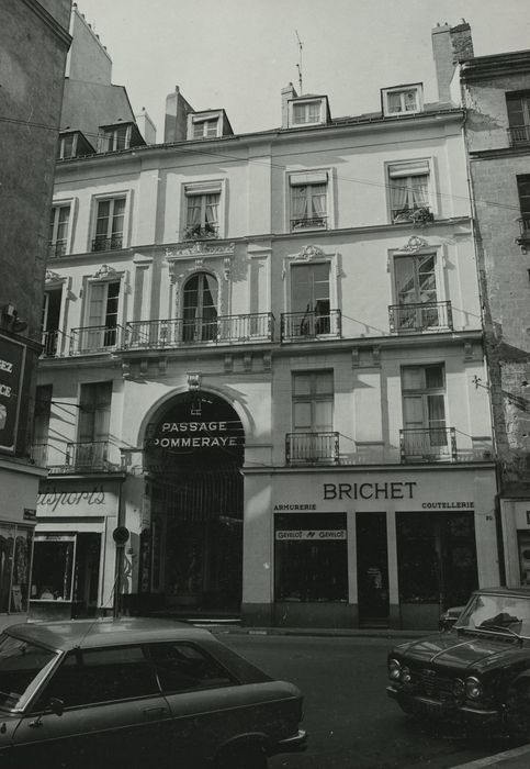 Passage Pommeraye : Façade sur la rue de la Fosse, vue générale