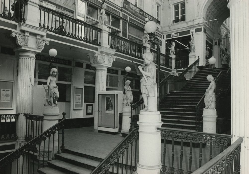 Passage Pommeraye : Escaliers menant à la galerie haute, vue partielle