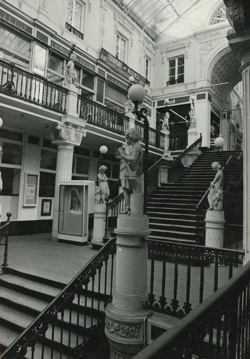 Passage Pommeraye : Escaliers menant à la galerie haute, vue générale