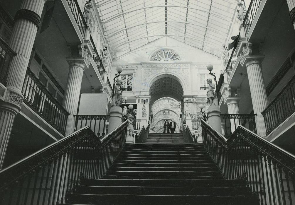 Passage Pommeraye : Escaliers menant à la galerie haute, vue générale