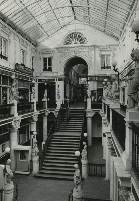 Passage Pommeraye : Escaliers menant à la galerie haute, vue générale