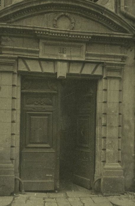 Maison : Porte d'accès sur rue, vue générale