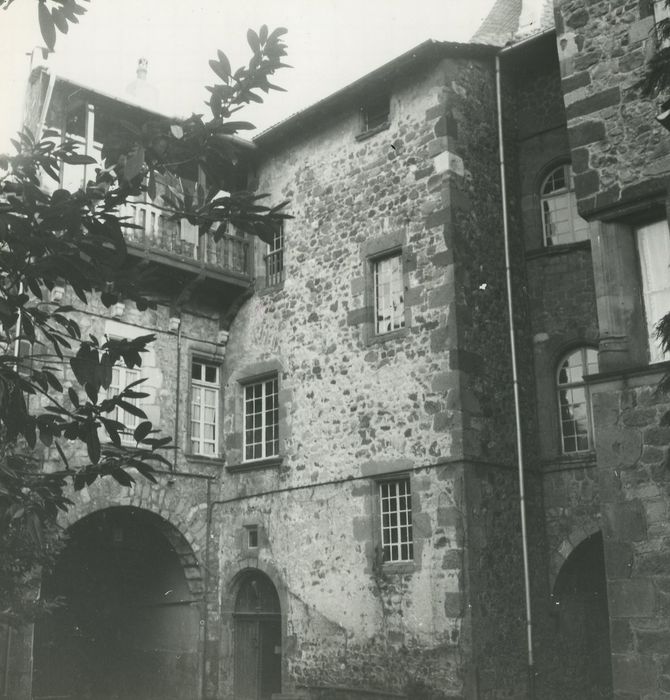 Hôtel de Noailles : Cour intérieure, façades nord et ouest, vue partielle