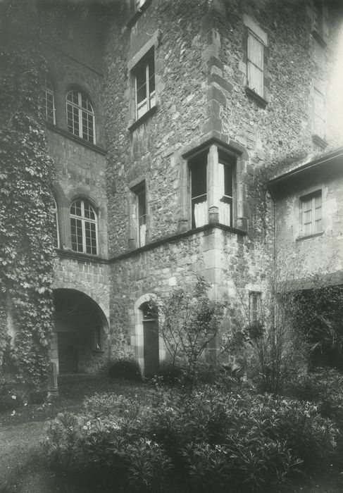 Hôtel de Noailles : Cour intérieure, façades sud et ouest, vue partielle