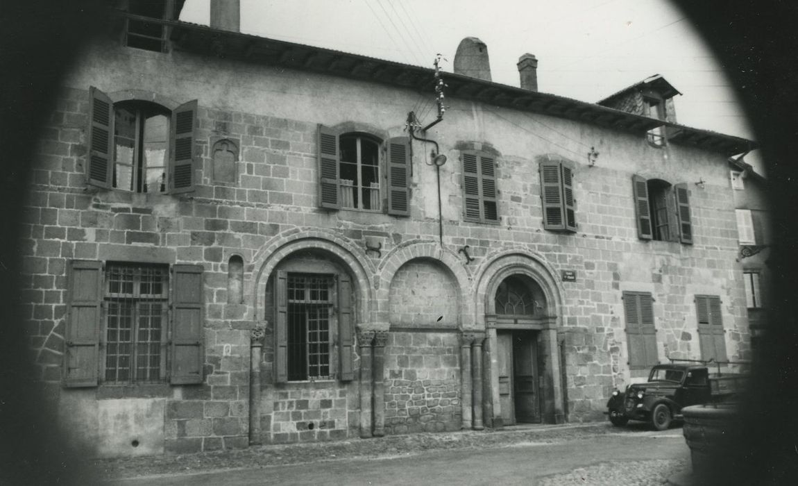 Maison : Façade sur la place, vue générale