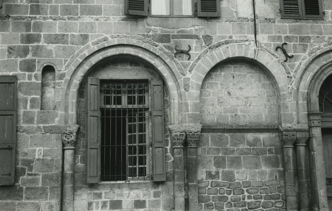 Maison : Façade sur la place, vue partielle