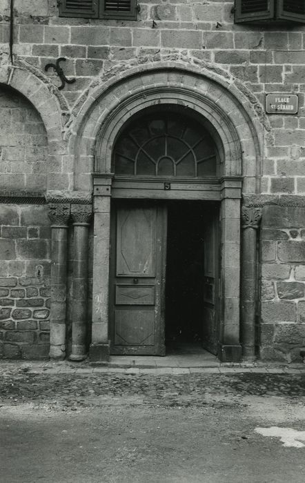 Maison : Façade sur la place, vue partielle