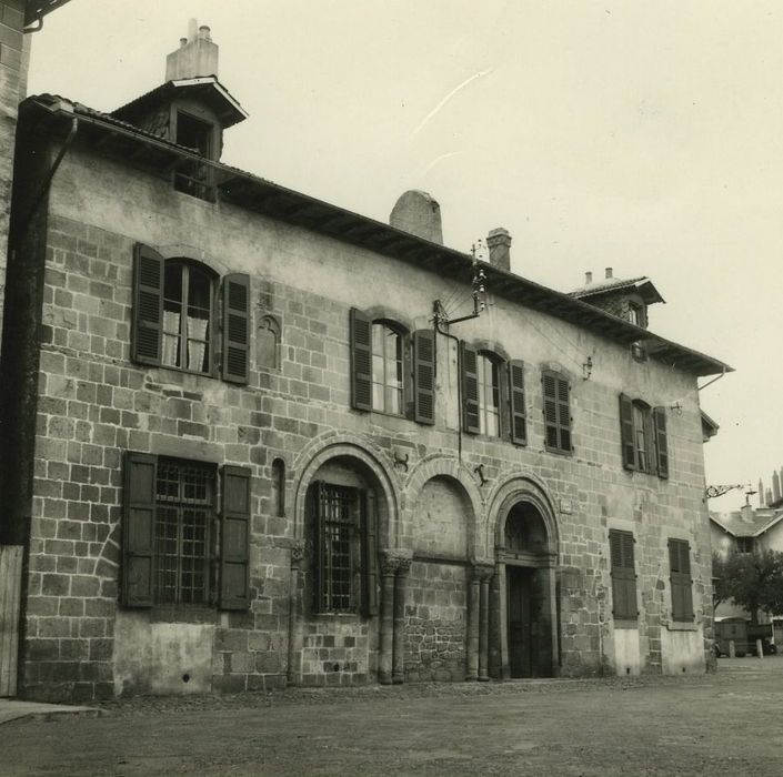 Maison : Façade sur la place, vue générale