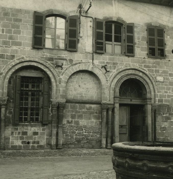 Maison : Façade sur la place, vue partielle