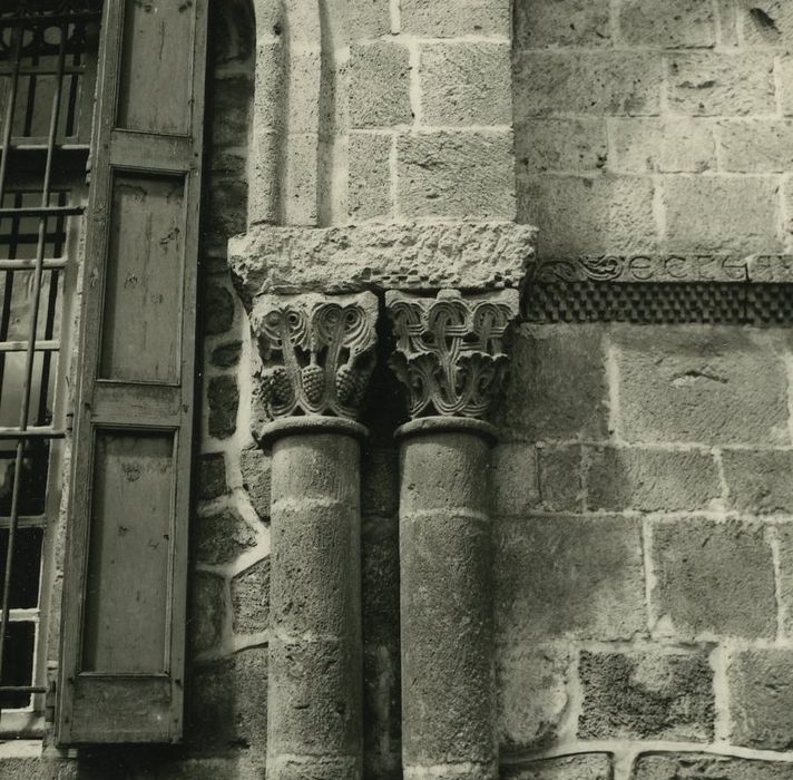 Maison : Façade sur la place, détail d'un chapiteau sculpté