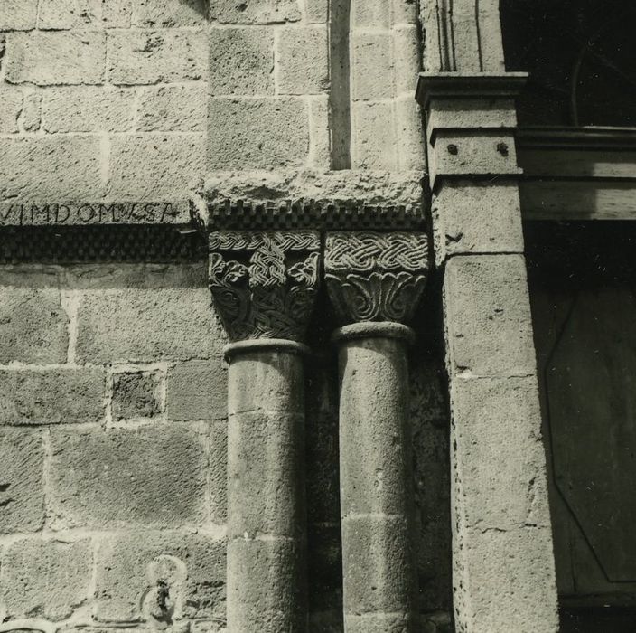 Maison : Façade sur la place, détail d'un chapiteau sculpté