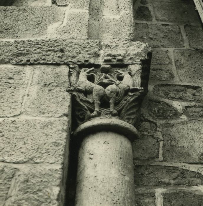 Maison : Façade sur la place, détail d'un chapiteau sculpté