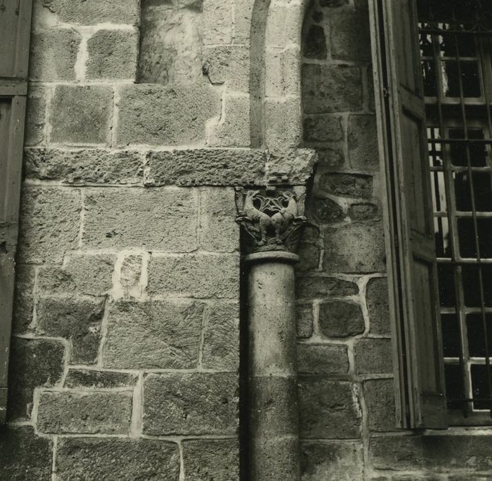 Maison : Façade sur la place, détail d'un chapiteau sculpté