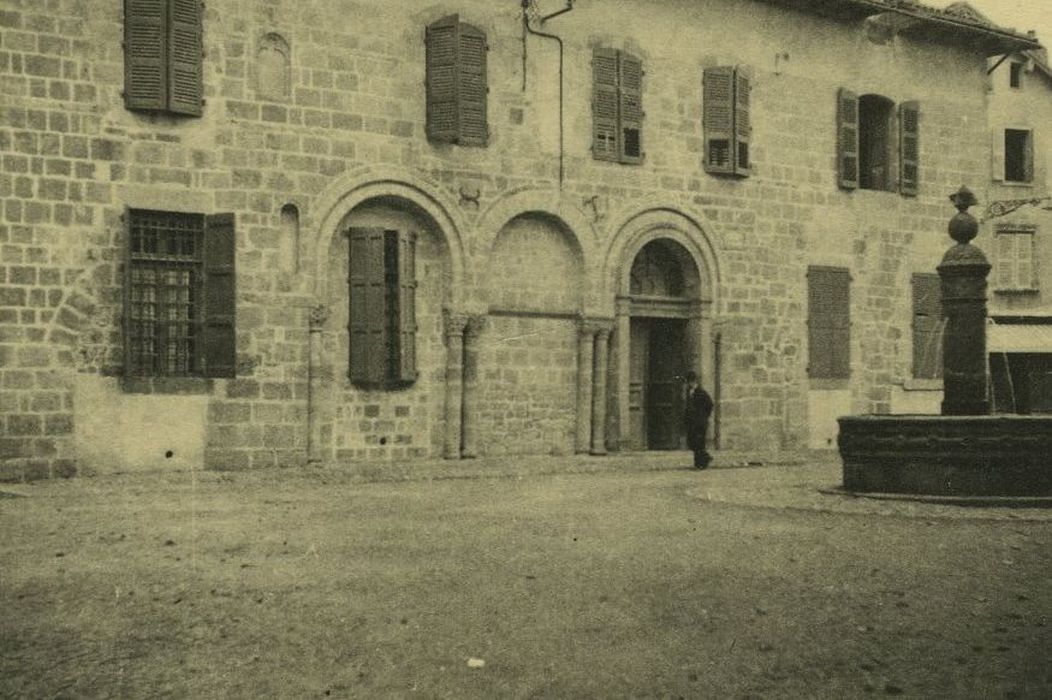 Maison : Façade sur la place, vue générale