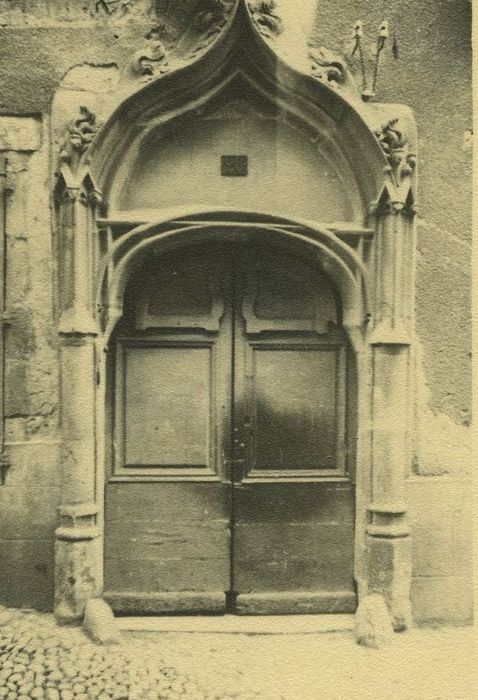 Maison Capelle : Porte d'accès sur rue, vue générale