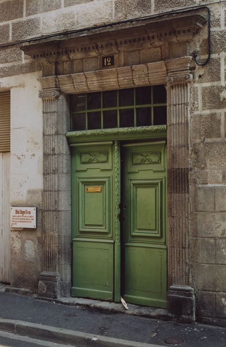 Hôtel de Cébié : Porte d'accès sur rue, vu générale