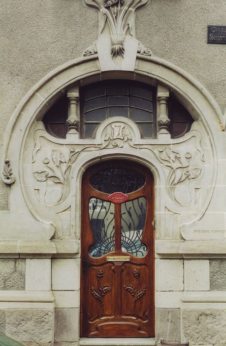 Villa Suzanne : Façade sur rue, porte d'accès, vue générale