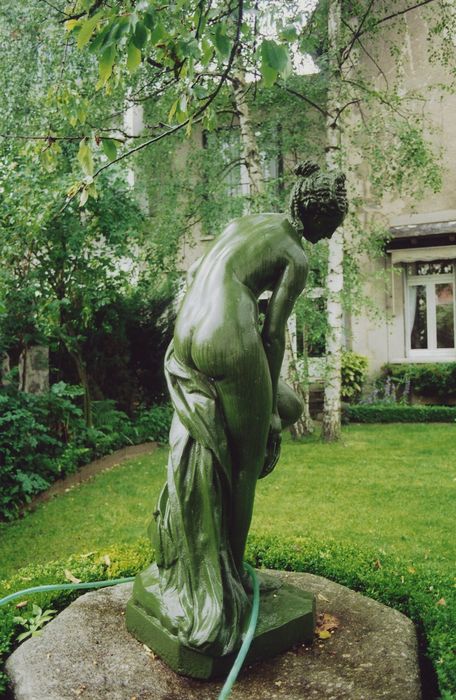 Villa Suzanne : Jardin, détail de la statue d'une baigneuse