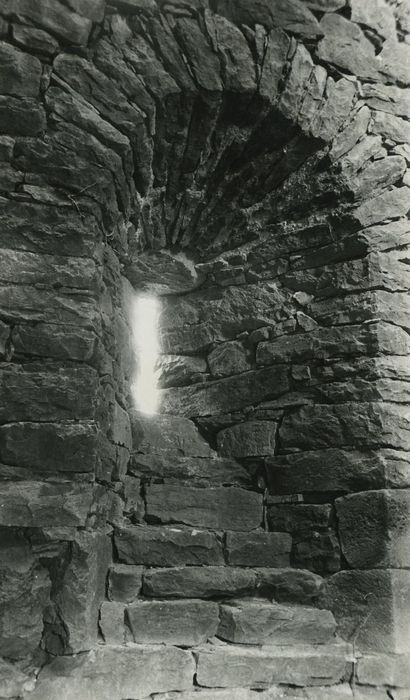 Ruines de la tour de Marlat : Rez-de-chaussée, détail d'une baie côté nord-est