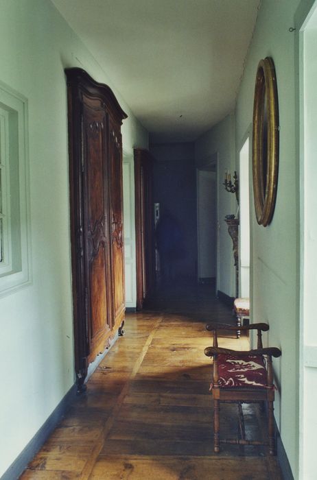 Château fort d'Auzers : 1er étage, couloir, vue générale