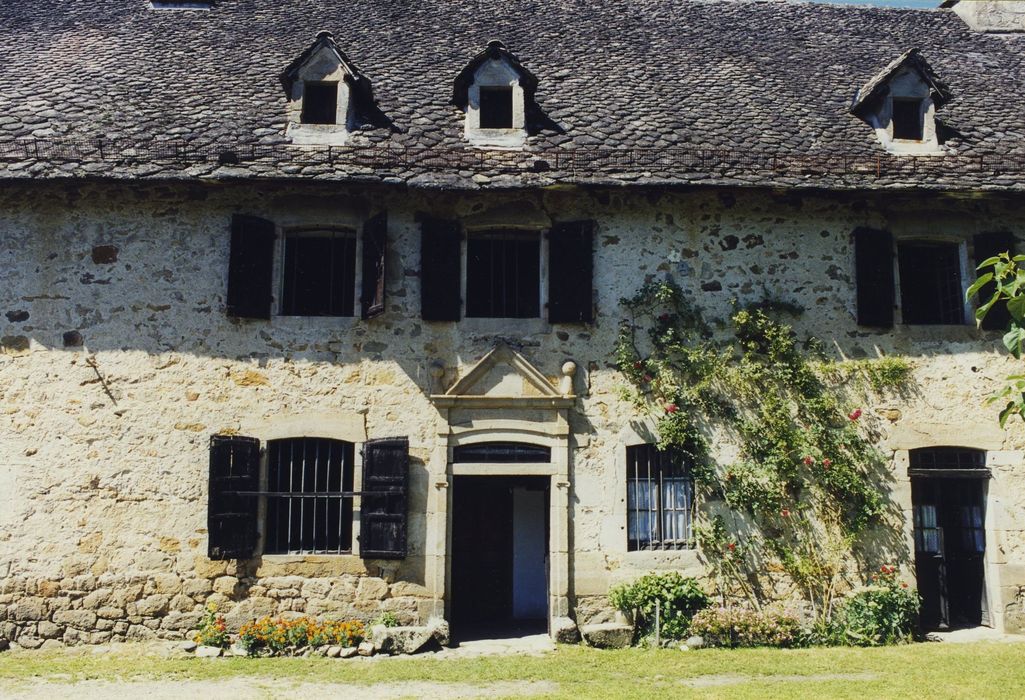 Maison du prieuré de Vendes : Façade sud, vue partielle