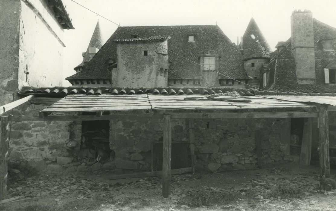 Château d'Entraygues : Façade nord depuis l'aile des communs, vue partielle