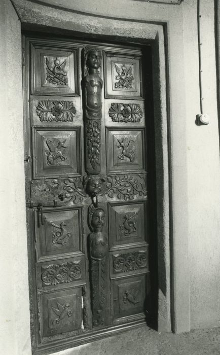 Château d'Entraygues : Tour d'escalier, 1er étage, détail du vantail de porte de la chambre rouge