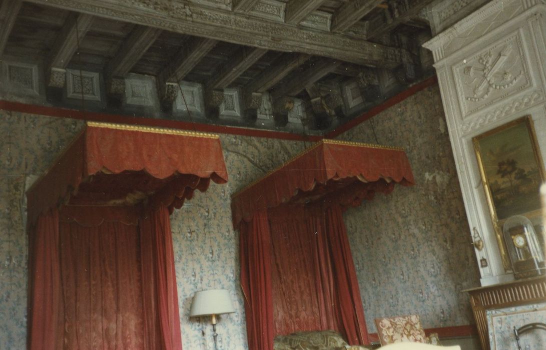 Château d'Entraygues : 1er étage, chambre rouge, vue partielle