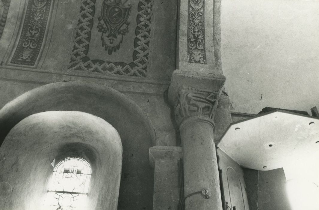 Eglise Saint-Barthélémy : Choeur, détail d'un chapiteau sculpté