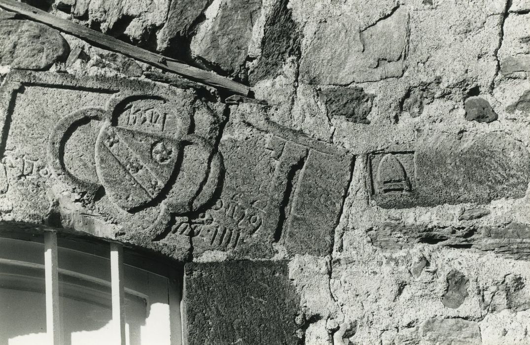 Prieuré de Bonnac : Façade est, détail d'un élément blasonné réutilisé dans le linteau d'une fenêtre du rez-de-chaussée