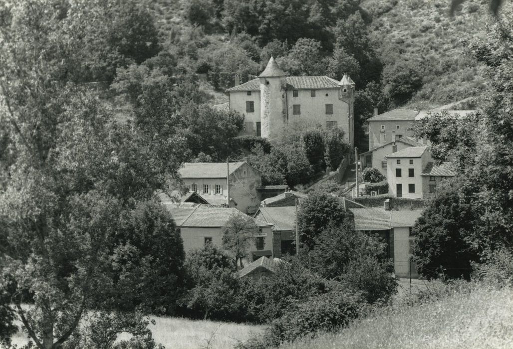 Château de Bonnac : Vue générale du château dans son environnement depuis l'Est