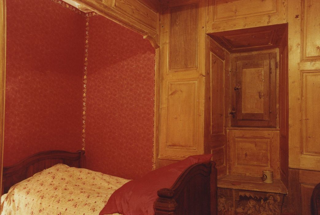 Château de Bonnac : 1er étage, chambre rouge, lambris de revêtement, vue partielle