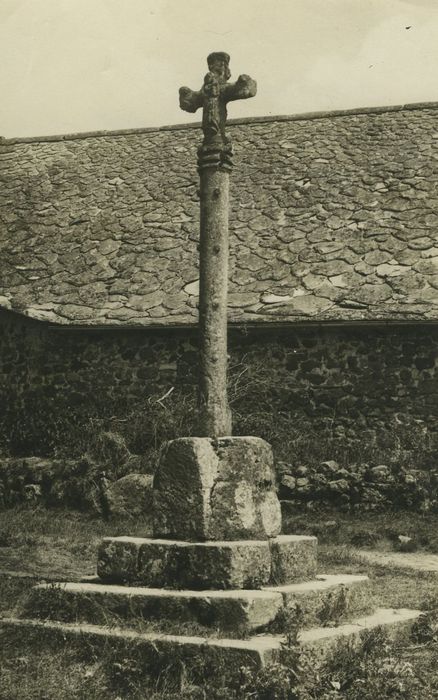 Calvaire sur la place publique de Bredons, vue générale