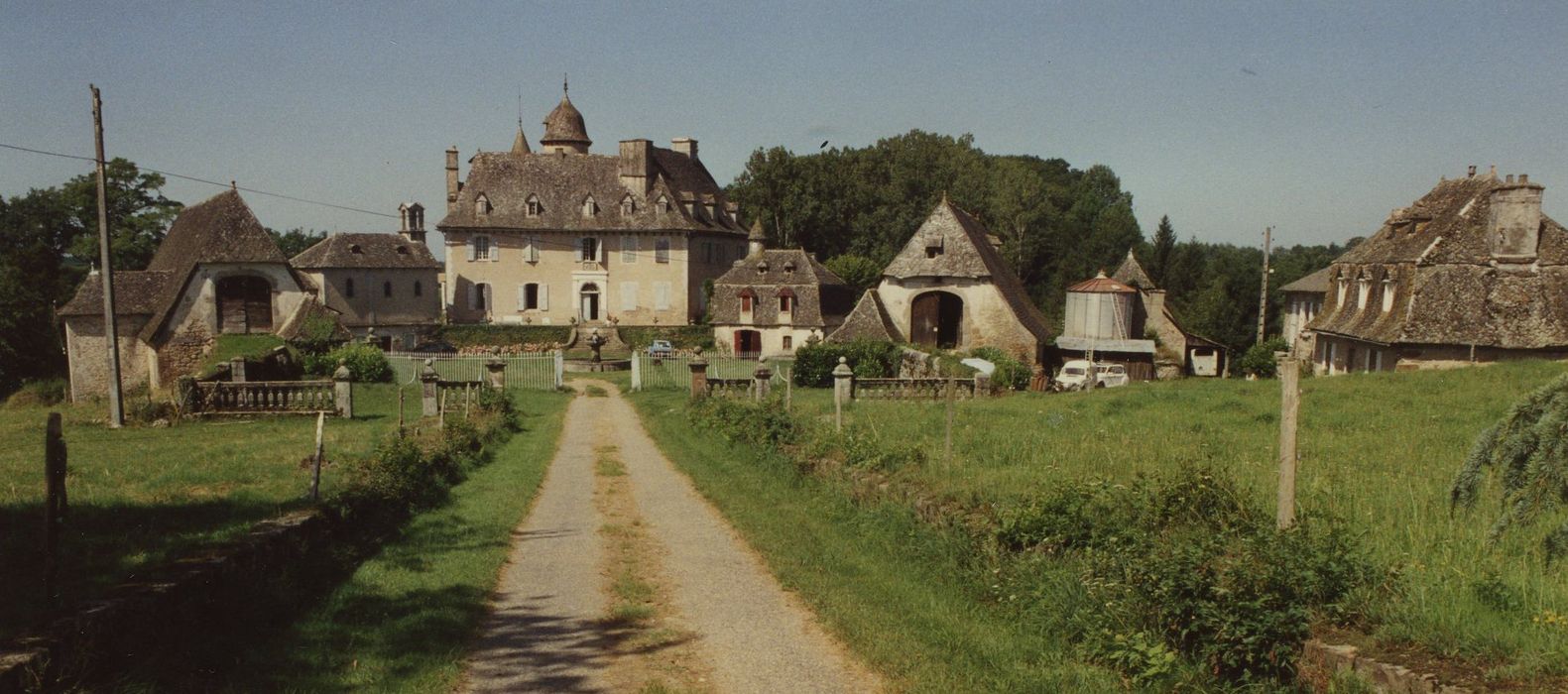 vue générale des bâtiments dans leur environnement depuis l'Est