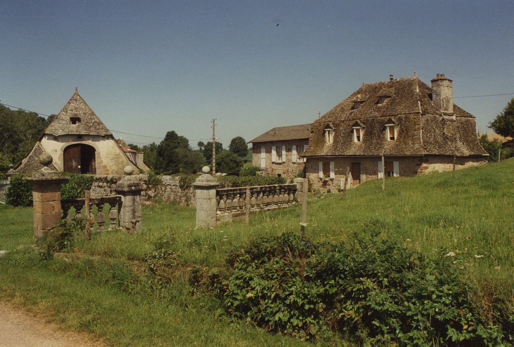 bâtiments nord, étable et logis de ferme, ensemble sud-est, vue générale