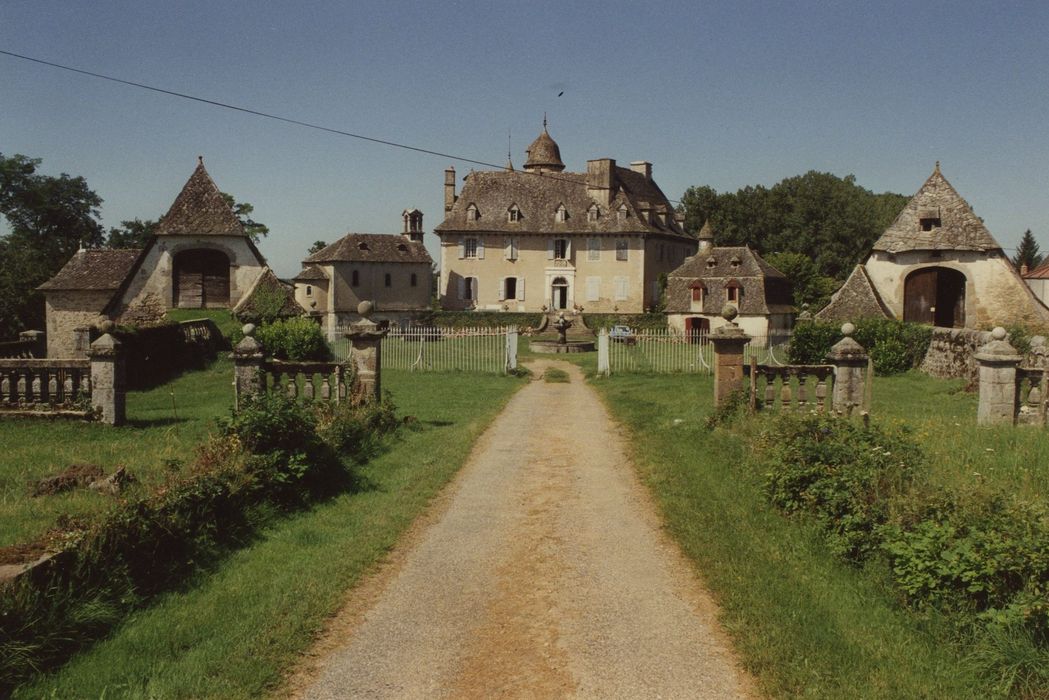 vue générale des bâtiments dans leur environnement depuis l'Est