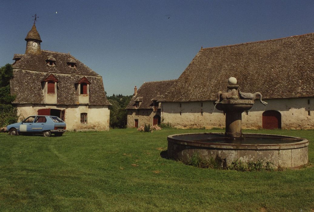 pavillon de l'horloge et fontaine de la cour, ensemble sud-est, vue générale