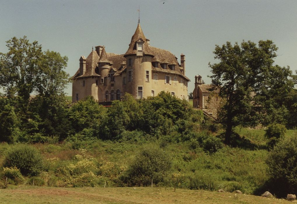 vue générale du château dans son environnement depuis le Sud-Ouest