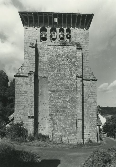 Eglise Saint-Avit : Façade occidentale, vue générale