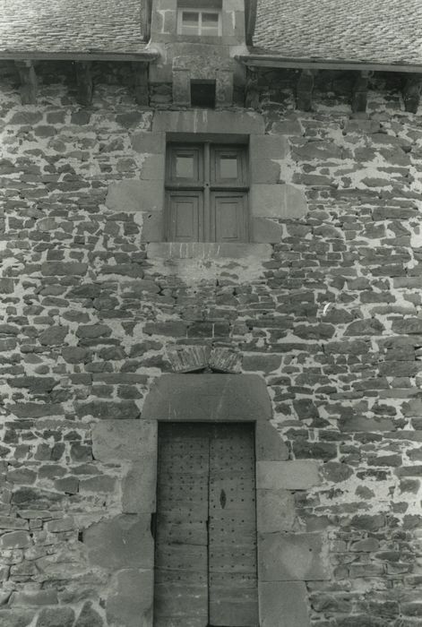 Manoir de Courbesserre : Façade est, détail de la porte d'accès