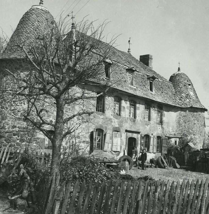 Manoir de Lachaux : Façade est, vue générale