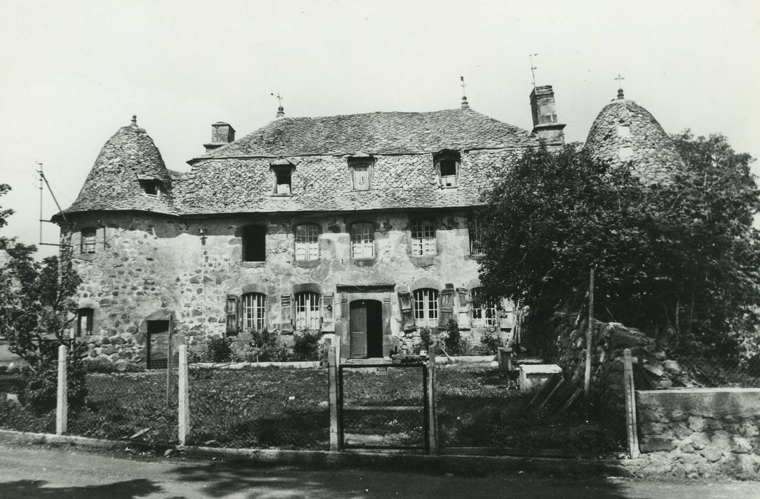 Manoir de Lachaux : Façade est, vue générale