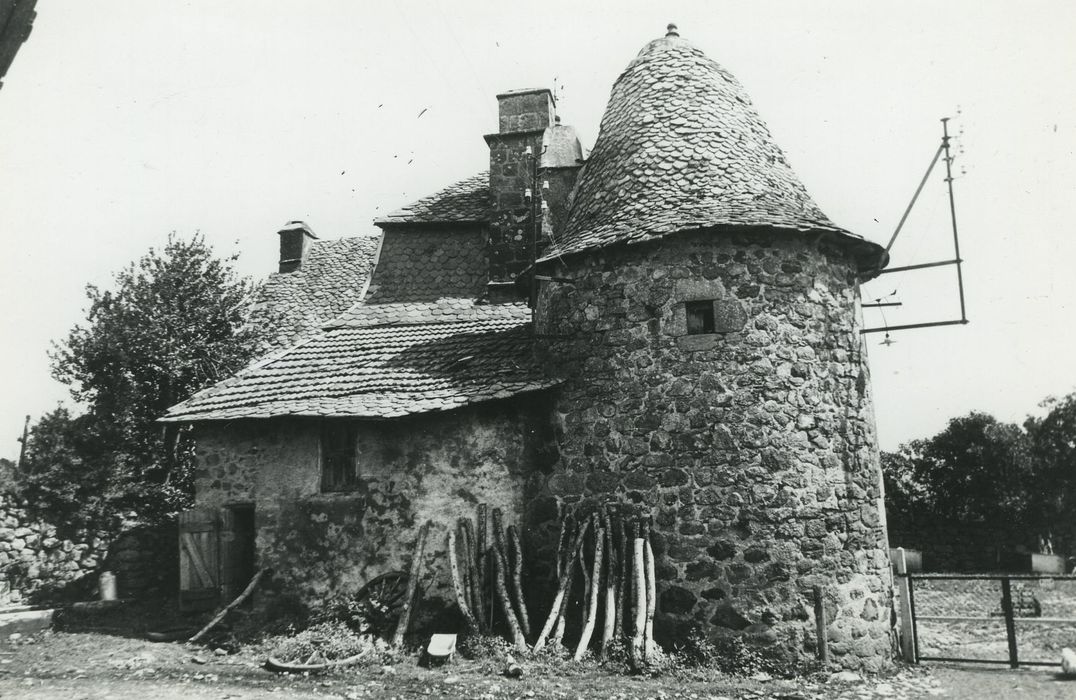 Manoir de Lachaux : Façade sud, vue générale