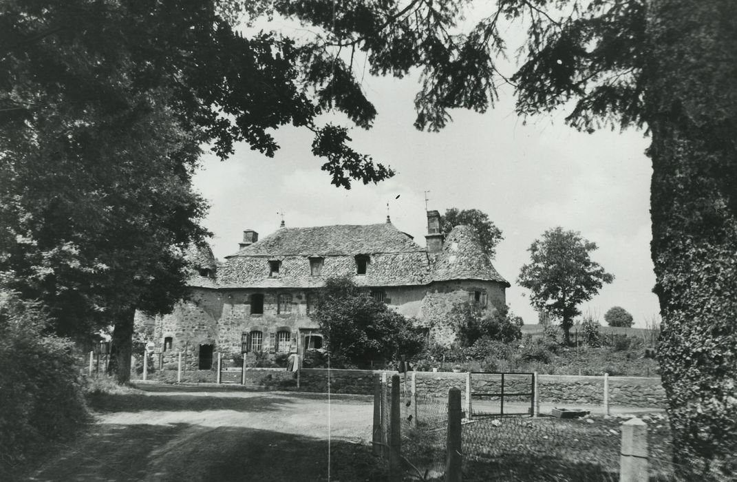 Manoir de Lachaux : Vue partielle du château dans son environnement depuis le Sud-Est