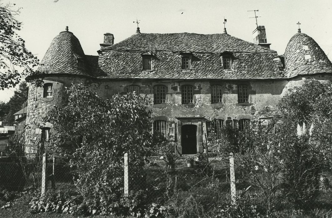 Manoir de Lachaux : Façade est, vue générale