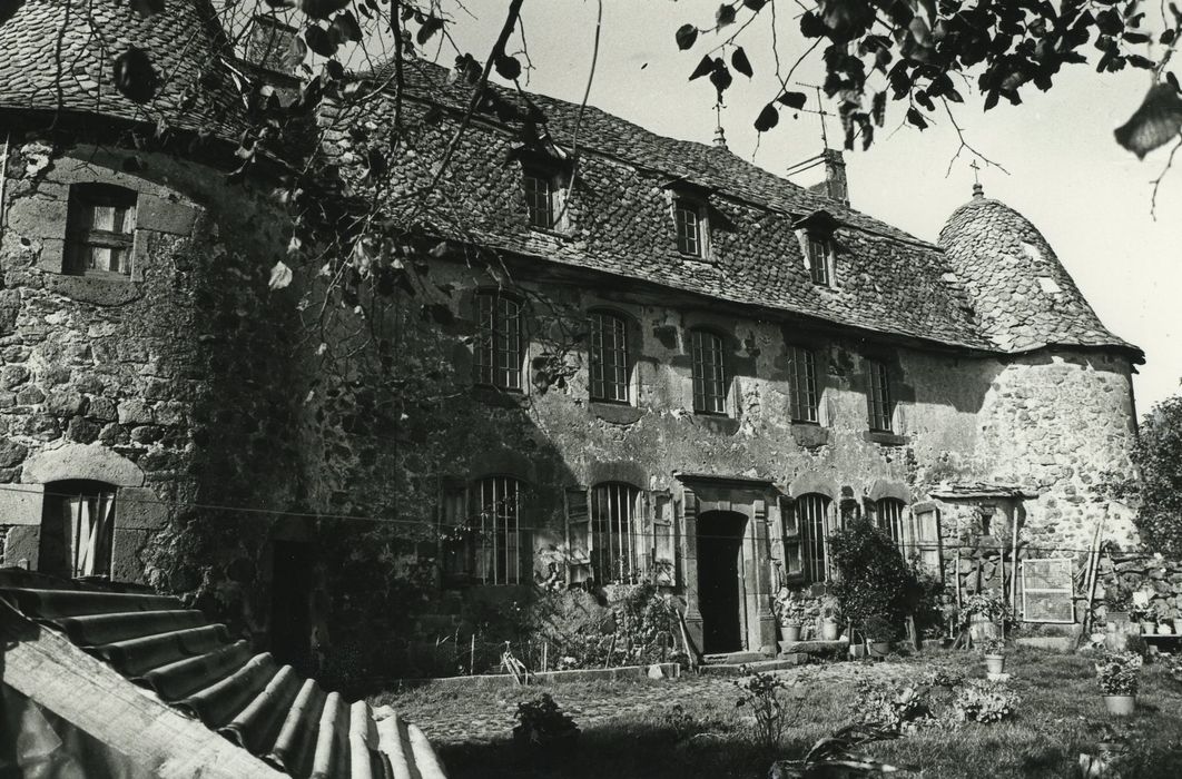 Manoir de Lachaux : Façade est, vue générale