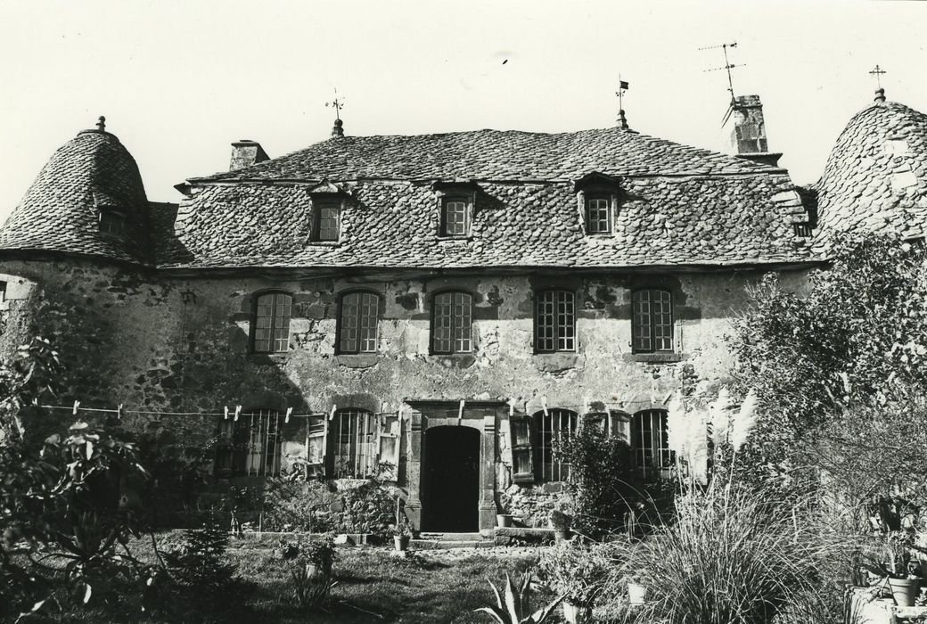 Manoir de Lachaux : Façade est, vue générale